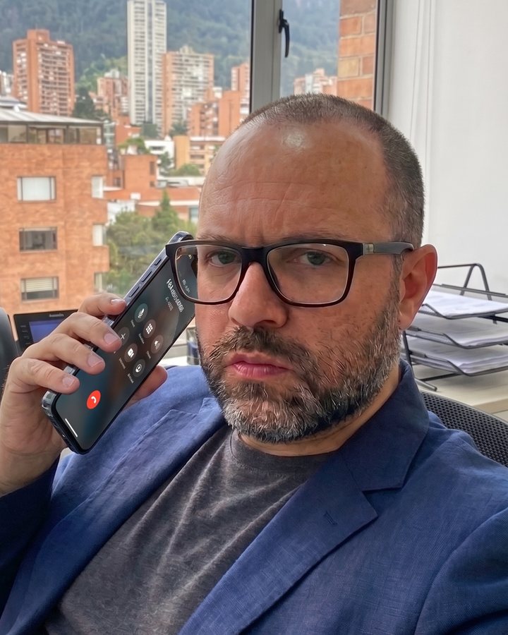 Andrés Bermúdez al teléfono en su oficina de Bogotá